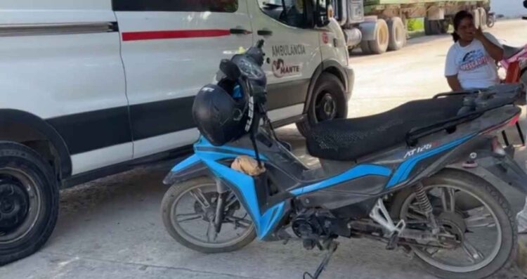 pareja esquivar automovil Mante