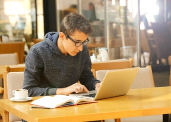 ¿Clases en línea o presenciales? Cómo elegir la mejor para ti