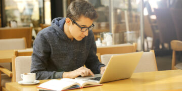 ¿Clases en línea o presenciales? Cómo elegir la mejor para ti