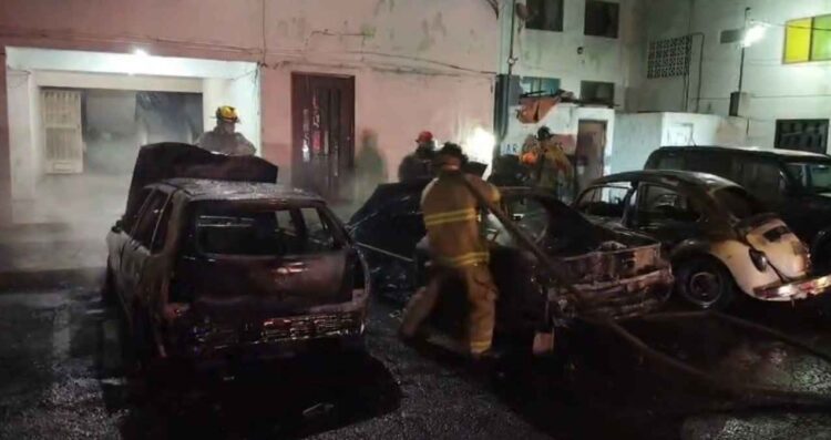 vehículos se incendian estacionamiento Guadalupe