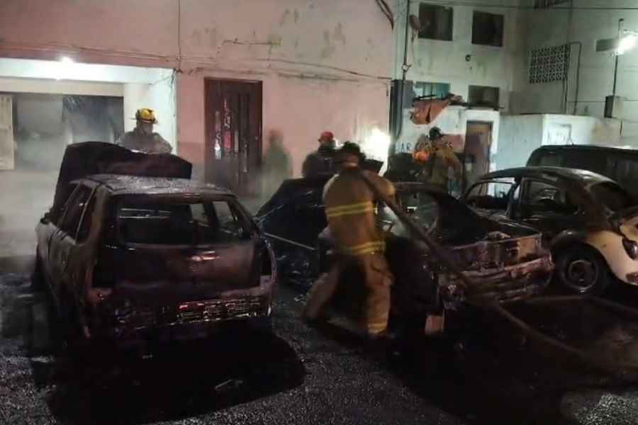 vehículos se incendian estacionamiento Guadalupe