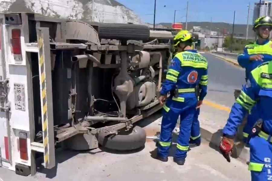 volcadura camioneta Morones Prieto