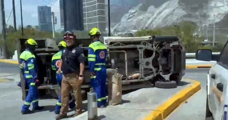 volcadura camioneta Morones Prieto