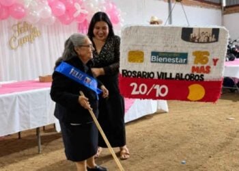 Abuelita piñata Pensión Bienestar