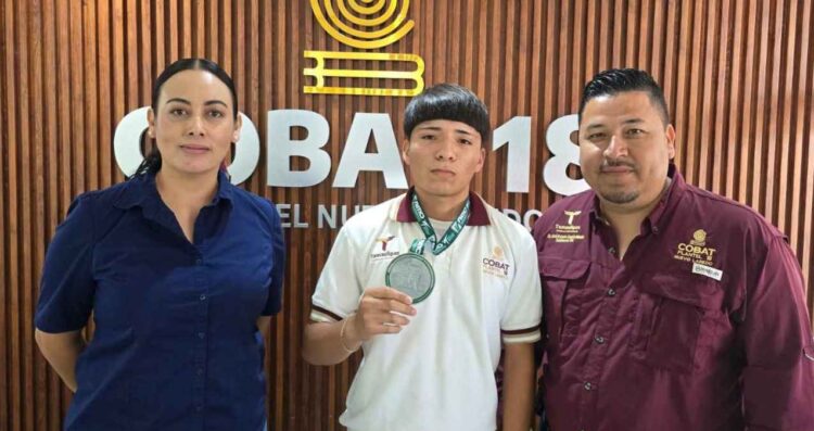 Alumno COBAT medalla