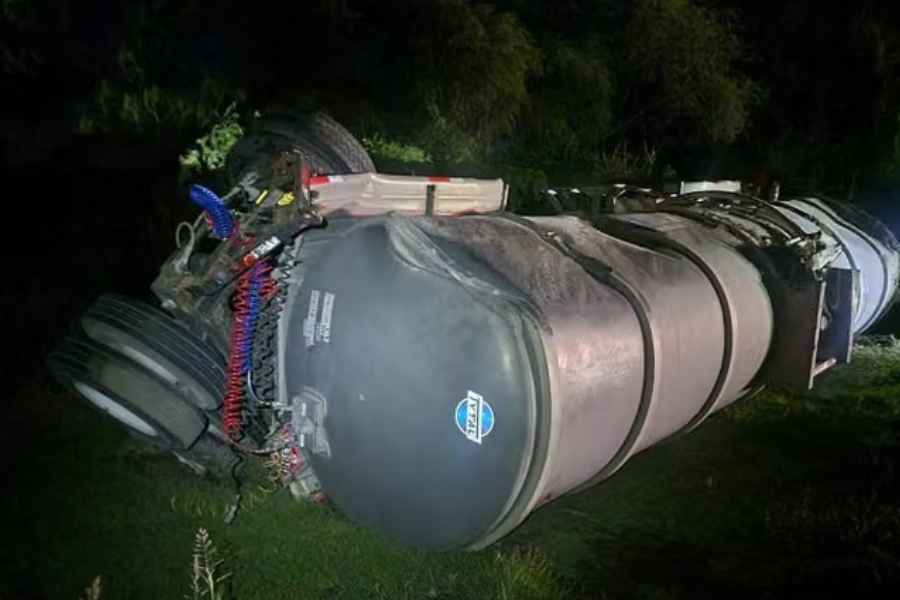 Autotanque vuelca en la Carretera Nacional