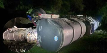 Autotanque vuelca en la Carretera Nacional