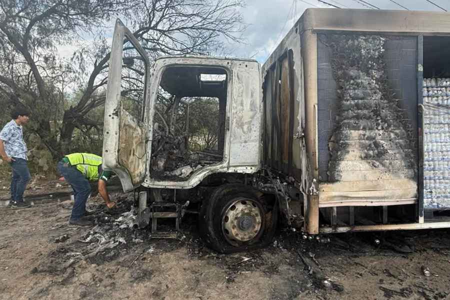 Camión repartidor incendia Apodaca (1)