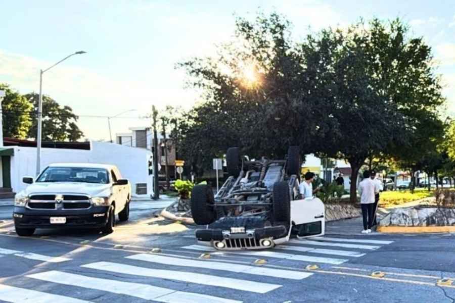 Camioneta volcada choque en Monterrey