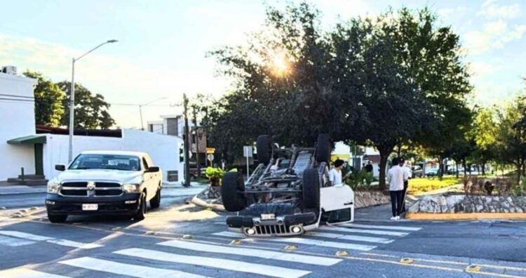 Camioneta volcada choque en Monterrey