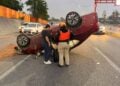 Conductora vuelca en Guadalupe