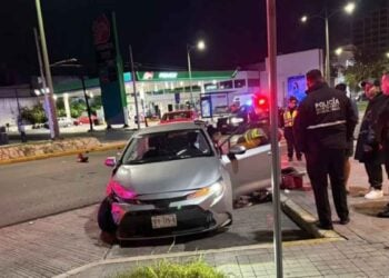 Conductores chocan carril Monterrey