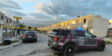 Hombre esposa en García