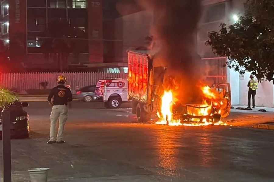 Incendio camioneta quesos de Monterrey