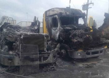 Incendio consume tractocamión Apodaca