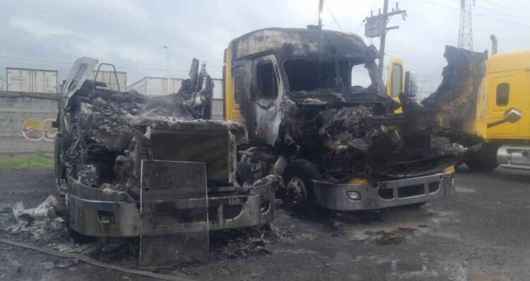 Incendio consume tractocamión Apodaca