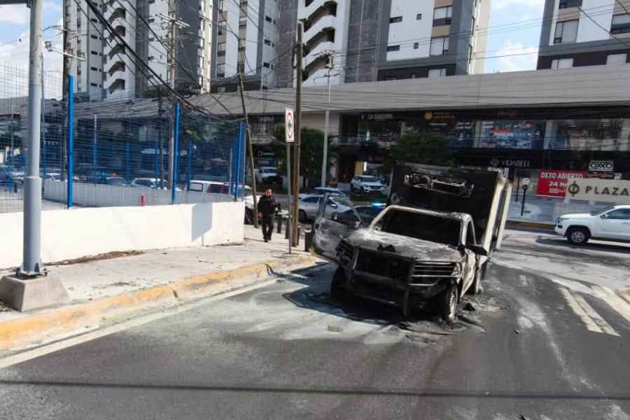 Incendio vehículo de carga en Monterrey