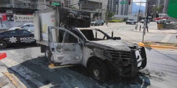 Incendio vehículo de carga en Monterrey