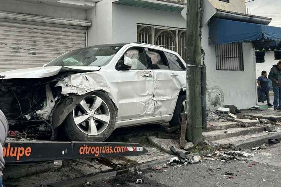 Jeep vivienda choque en Guadalupe