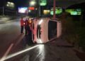 Joven lesionada tras volcar en Monterrey