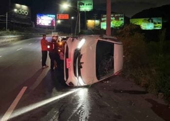 Joven lesionada tras volcar en Monterrey