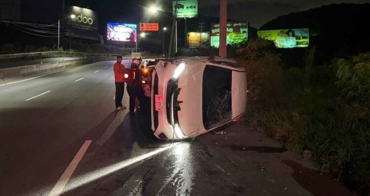 Joven lesionada tras volcar en Monterrey