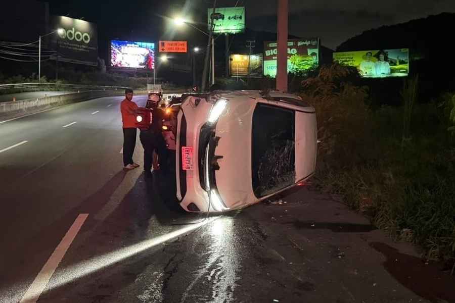 Joven lesionada volcar en Monterrey