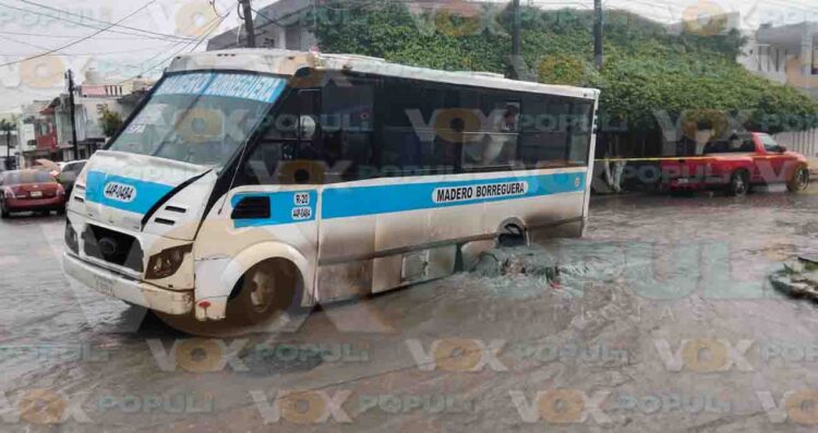 Microbús en boca de tormenta Madero