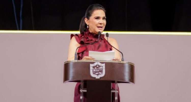 Mónica Villarreal solicita licencia
