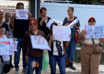 Padres apoyo exdirector Madero