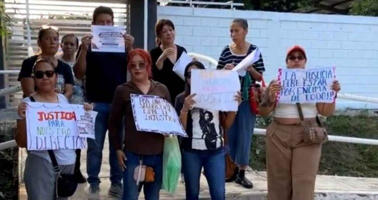 Padres apoyo exdirector Madero