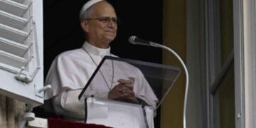 Papa León XIV reaparece cirugía