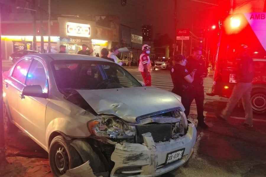 Patrulla y automóvil en Monterrey