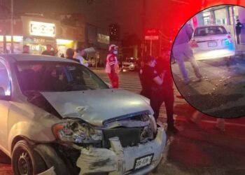 Patrulla y automóvil en Monterrey