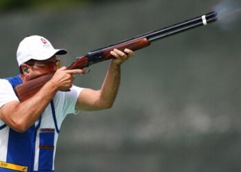 ¿Por qué en tiro al plato el deportista no conoce de antemano la trayectoria exacta del blanco?