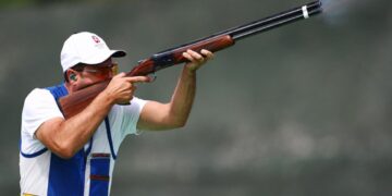 ¿Por qué en tiro al plato el deportista no conoce de antemano la trayectoria exacta del blanco?