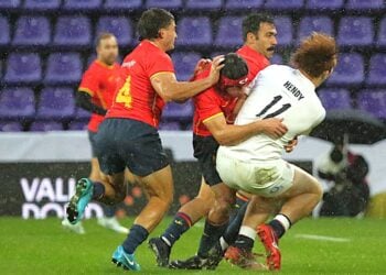 La patada alta a la espalda de la defensa como forma de recuperar el balón en rugby