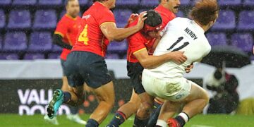 La patada alta a la espalda de la defensa como forma de recuperar el balón en rugby