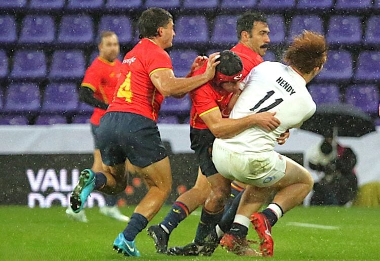 La patada alta a la espalda de la defensa como forma de recuperar el balón en rugby