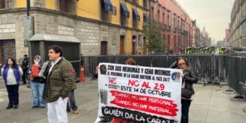 Trabajadores del IMSS protestan Palacio
