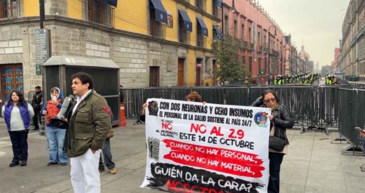Trabajadores del IMSS protestan Palacio