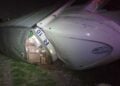 Tráiler de paquetería vuelca en Santa Catarina