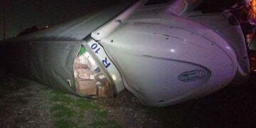 Tráiler de paquetería vuelca en Santa Catarina