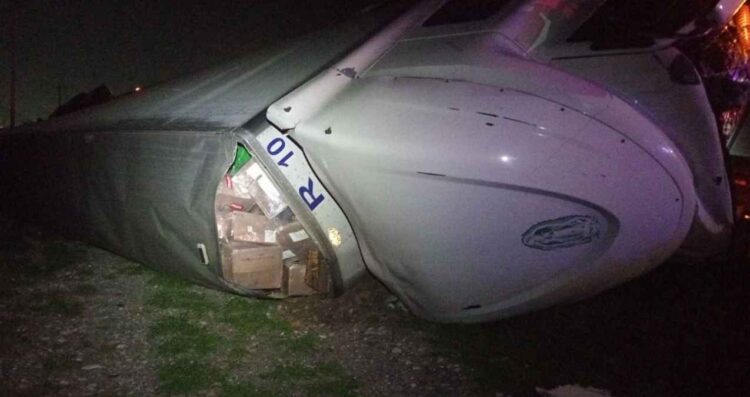 Tráiler de paquetería vuelca en Santa Catarina