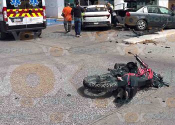 Victoria tres vehículos motociclista