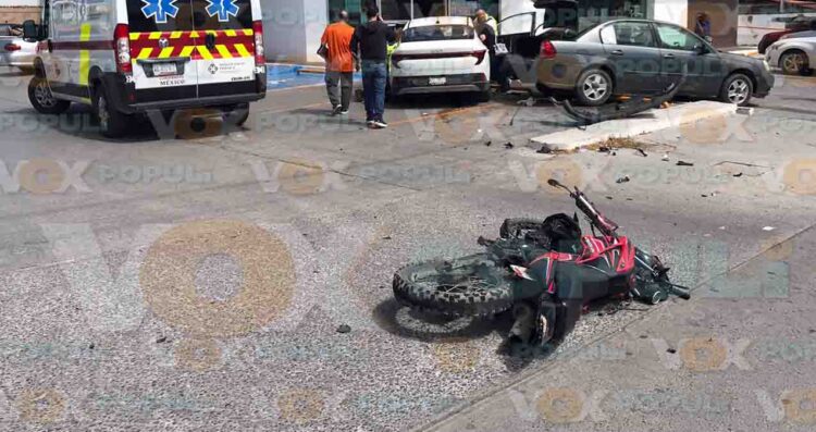 Victoria tres vehículos motociclista