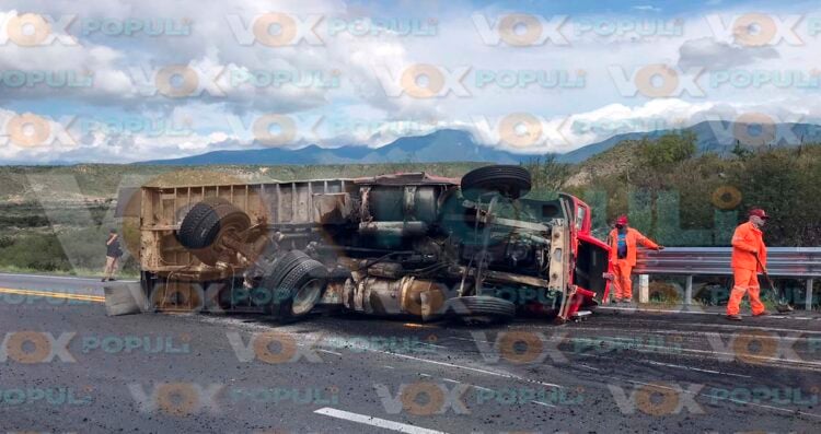 Volcadura carretera Rumbo Nuevo Jaumave