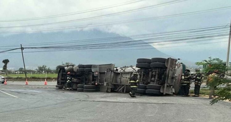 Volcadura de pipa en García