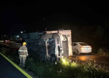 Vuelca paquetería Carretera Nacional