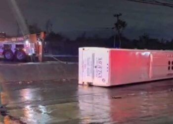Vuelca transporte de personal en Guadalupe